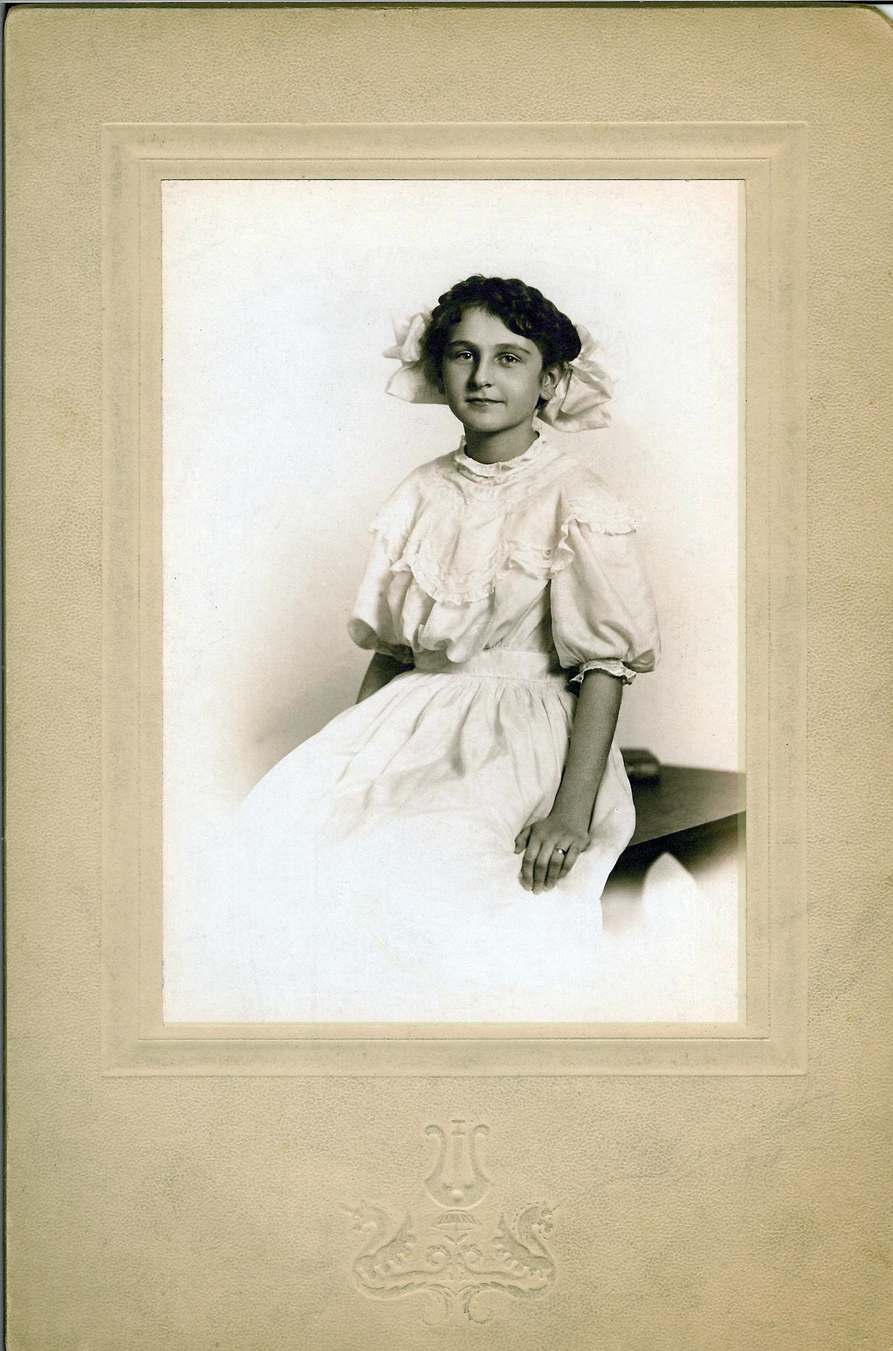 Photo of Laura M. Jones as a girl.